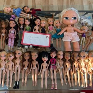 Huge lot of bratz dolls